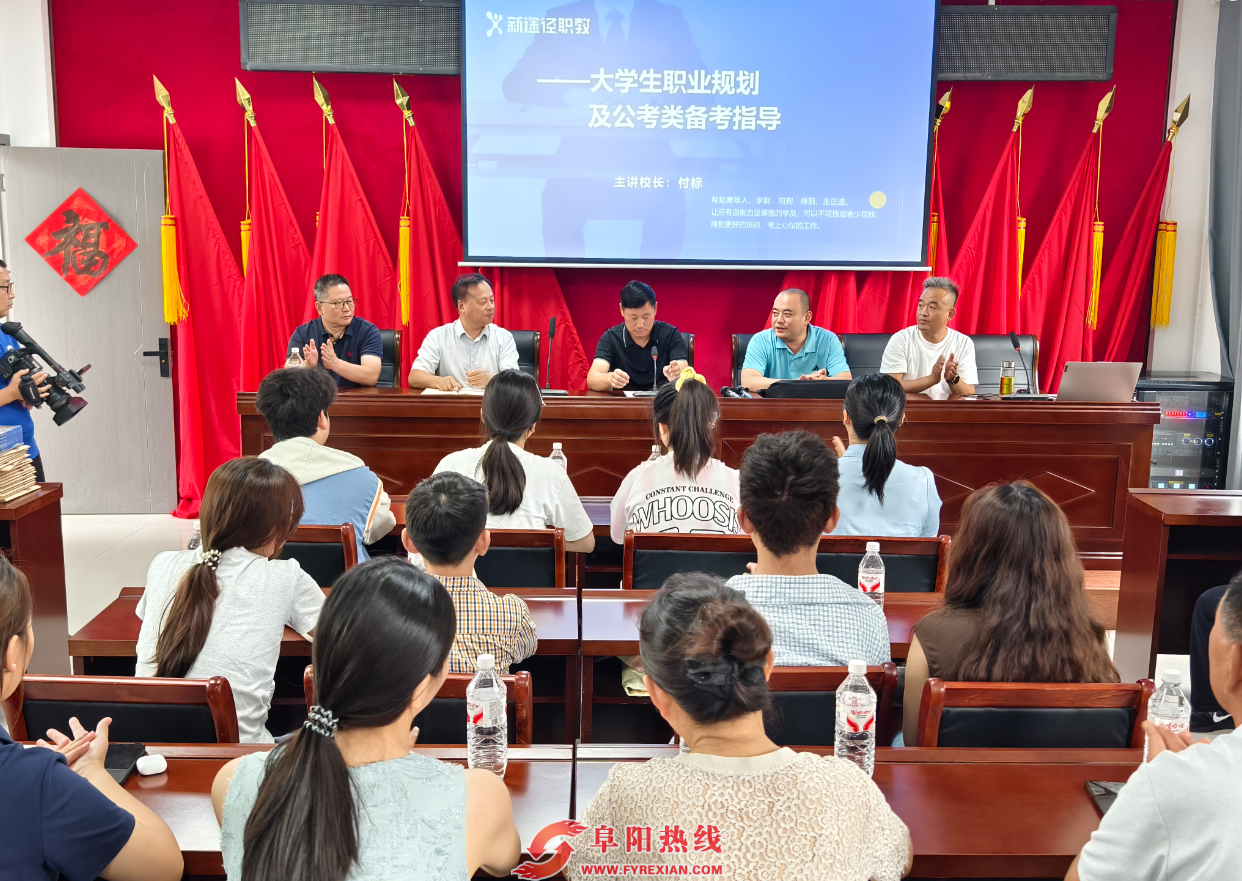 暖心助航就业！代郢社区开展返乡学子公考公益助学送书活动