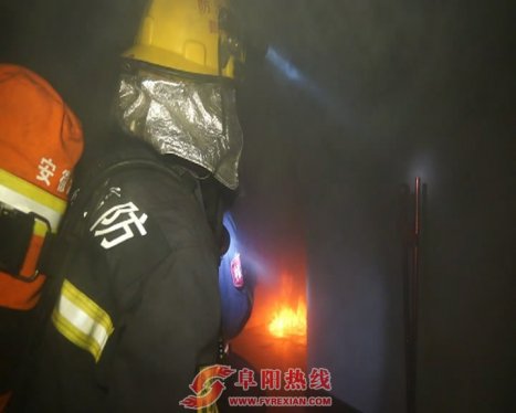 阜阳：居民家中洗衣机着火 楼道浓烟滚滚