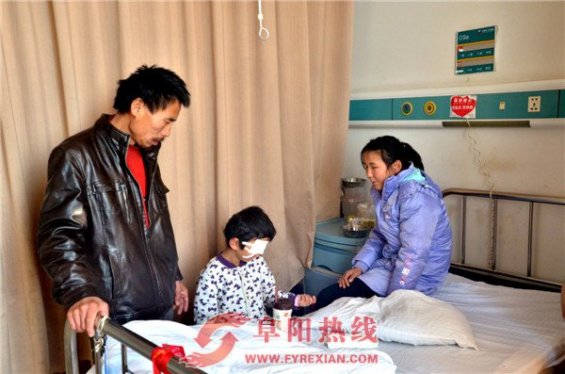 阜南县一7岁男孩被人抠瞎右眼后摘除