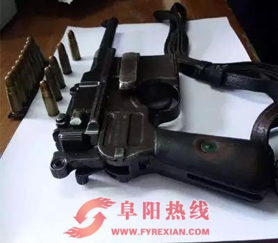 阜阳八旬老人主动上缴30年前收购的“驳壳枪”和36发子弹