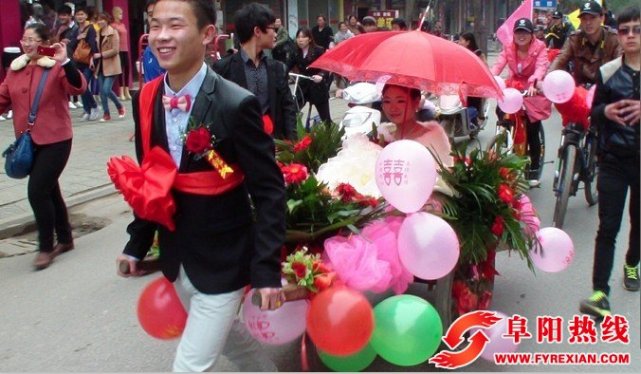 临泉小伙拉着板车迎娶新娘