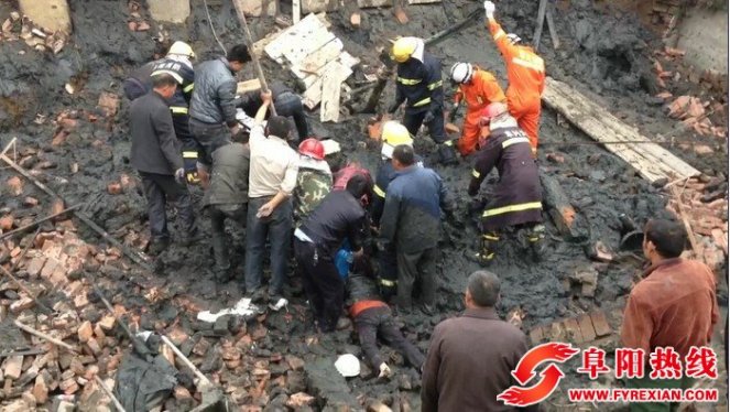 临泉工地塌方一人被埋 消防与工友展开生死营救