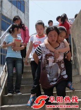 女儿的“校车”母亲的背