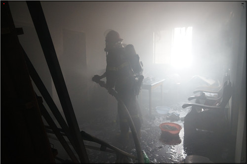 安徽蚌埠民房突起大火 消防迅速扑救