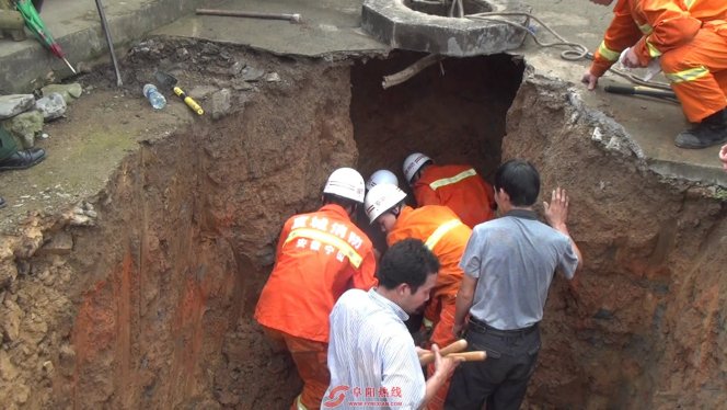 宣城：老井突然坍塌　　消防7小时救出被困村民