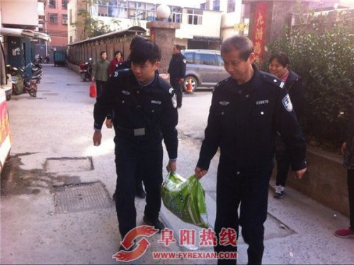 阜阳：民警为辖区困难群众送温暖  （图）