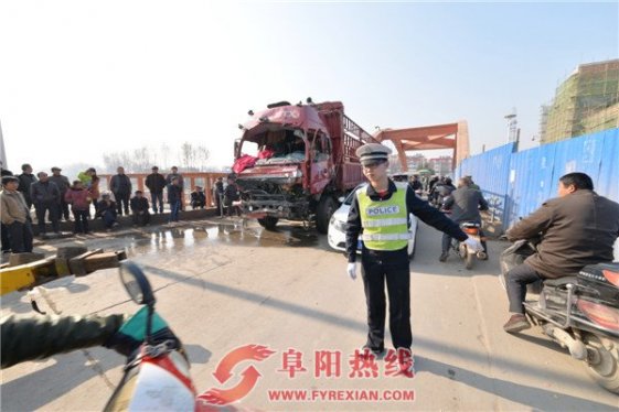 阜南一货车超速掉进河里（图）