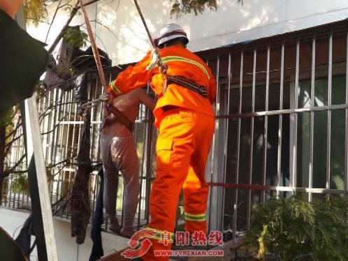 七旬老人赤裸上身悬挂3楼防盗窗（图）
