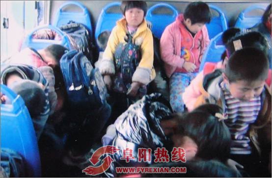 阜南一公交车“变身”校车 核载14人挤了36名幼儿（图）
