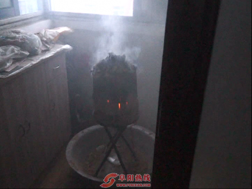 阜阳颍泉：家中烧香不留人看守  引燃地板险着火