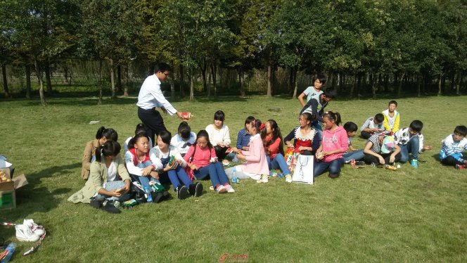 “关爱留守儿童”游园会活动圆满成功