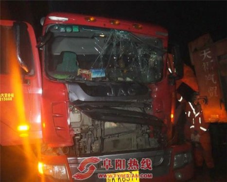 阜阳：雨天路滑至两车追尾 一人被困驾驶室