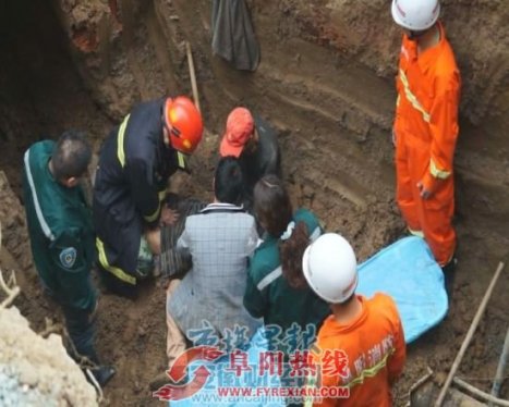 阜阳一建筑工地发生塌方 3人徒手挖出被埋工友