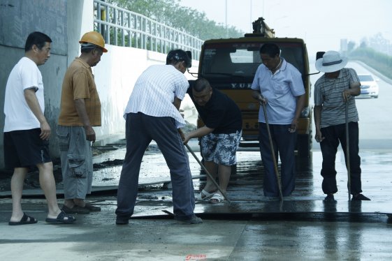 界首市住建委和市政工程管理处排除桥涵积水保畅通（图）