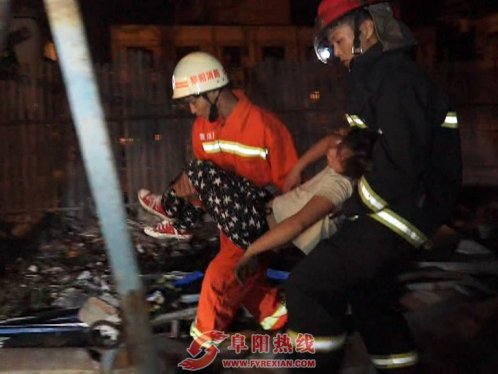 因家庭琐事 阜阳男子醉酒爬上塔吊