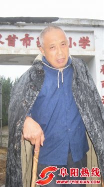 24年来，他在讲台上艰难挪动