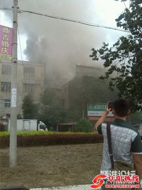 传递阜阳正能量 火灾现场众人伸援手