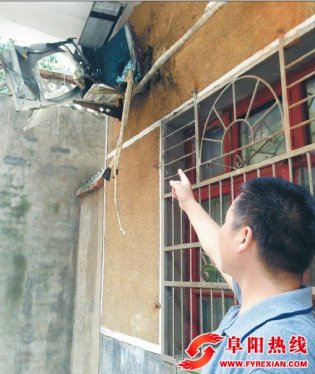 空调外机爆炸 维修工头部受伤