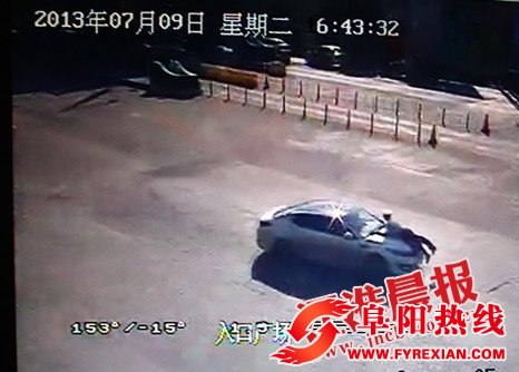 套牌轿车强撞2交警 1交警被带出1.5公里才脱身