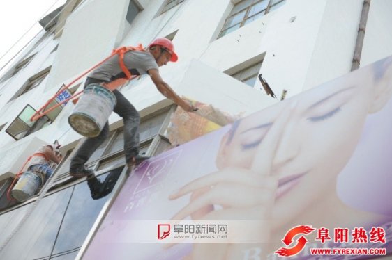 阜阳清河路楼体立面开始亮化装饰