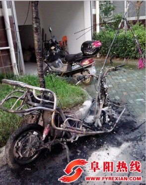 阜阳一小区居民楼下电车夜间发生自燃
