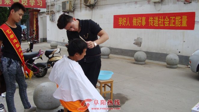 志愿者为环卫工人免费理发