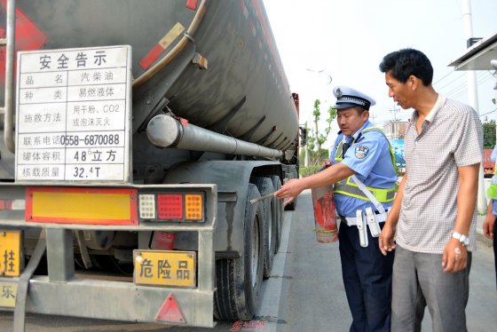 阜南开展危化品运输车辆安全检查