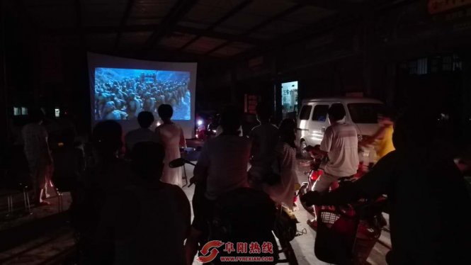 西城街道中原社区播放爱国主义教育影片