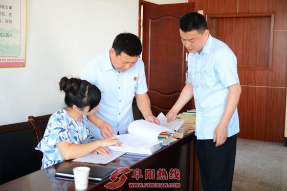 阜阳市领导对太和法院“六五”普法工作进行检查验收