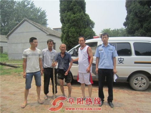 河南籍花甲老人在界首迷路 民警助其与家人团聚