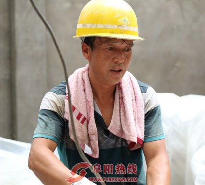 高温下坚守的铁塔建设者