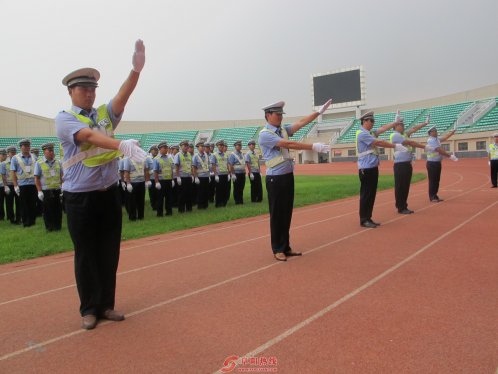 安徽临泉交警：手势操汇演聚警心