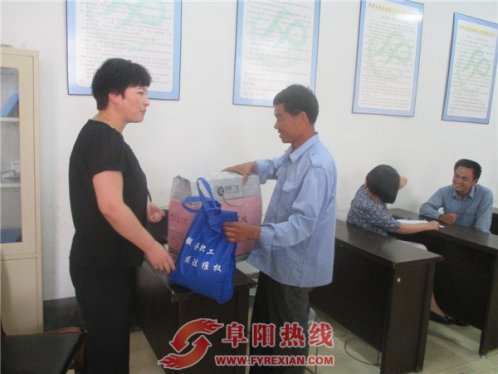 阜阳市总工会到界首市新马集镇开展扶贫慰问活动