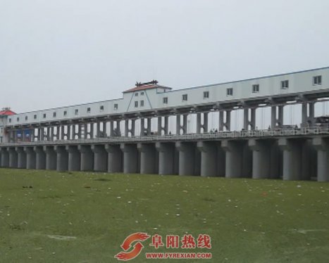 颍上:男子跳河轻生 幸被及时救起