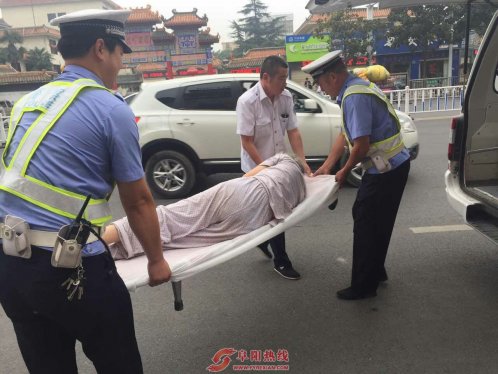 执勤交警及时救助昏倒老人