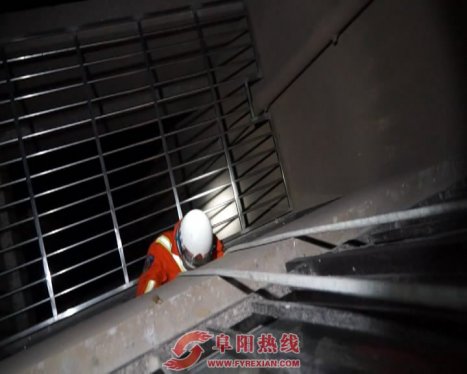 男子散步被锁屋外 无奈求助消防员