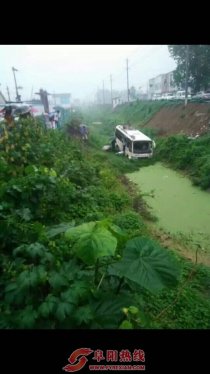 客车翻入沟中 警民携手相救