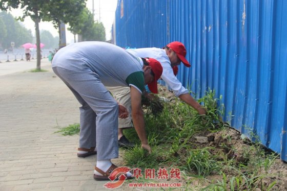 界首西城志愿者清理街道美化生活环境