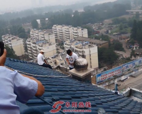 阜阳:  男子因财产纠纷负气轻生欲跳楼(组图)