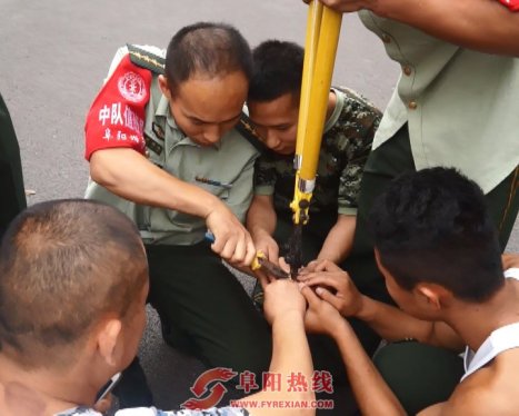 颍上县：戒指上手难取下 消防官兵来解救（