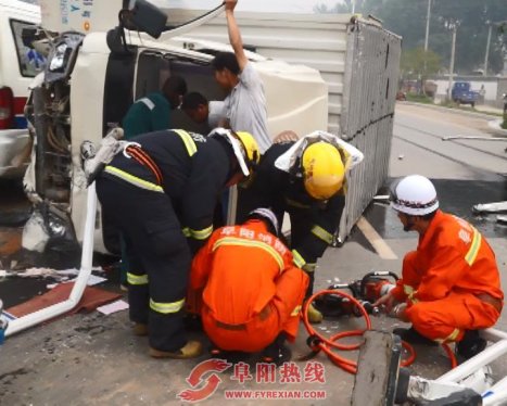 阜阳：轿车违章掉头  货车躲闪不及酿事故