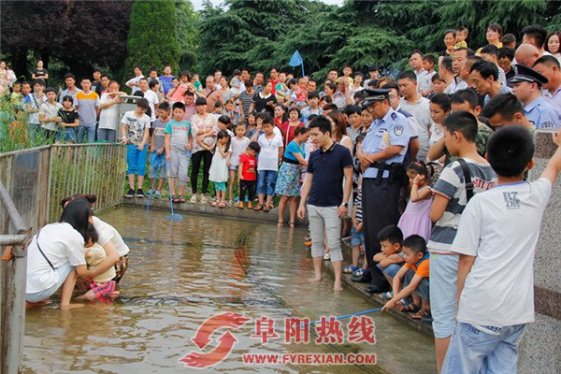 阜阳：6岁女孩玩耍被卡    消防官兵出手相救