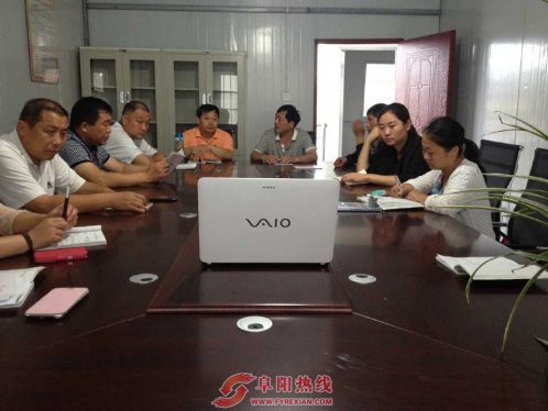 新阳社区组织两委干部及计生专干观看“虎”“蝇”警示录