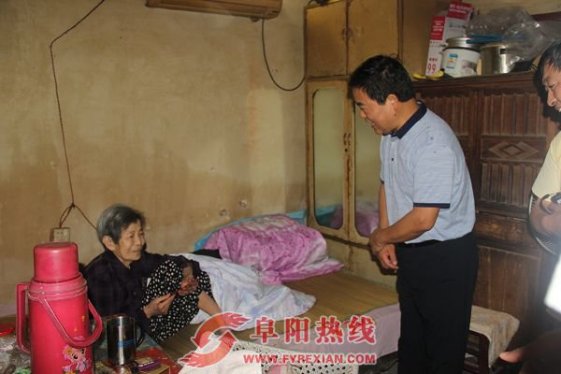 应鹏飞到西城街道走访慰问困难党员