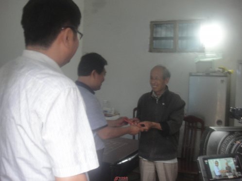 界首市政法委书记应鹏飞一行看望慰问老党员