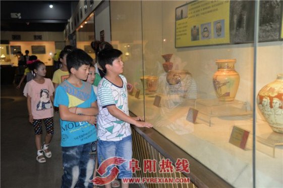 留守儿童走进文化活动中心 感受界首非物质文化遗产的魅力