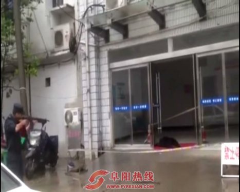 阜阳:藏獒横卧医院门口 为保安全特警击毙