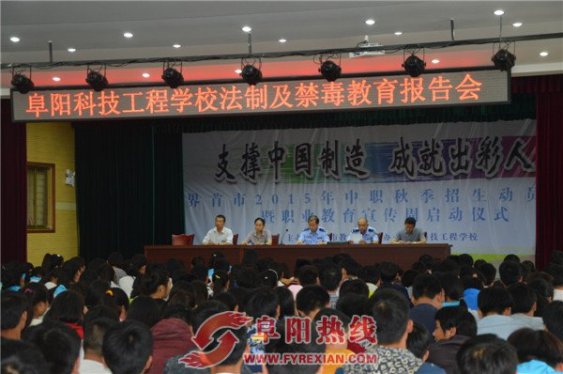 新华派出所民警“高、中考”前期开展法制进校园活动