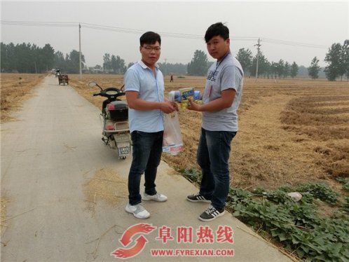 界首市舒庄镇团委爱心大礼包助力秸秆禁烧