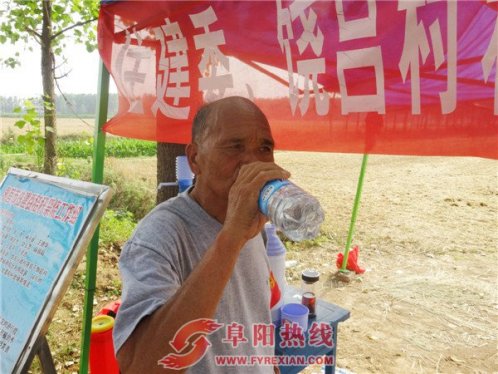 界首市住建委田间地头设立秸秆综合利用服务点
